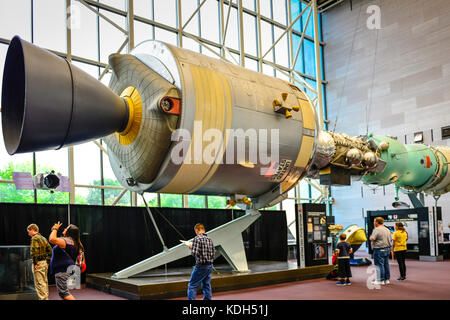 Visitatori all'interno del del Smithsonian National Air & Space Museum esaminare una stazione spaziale internazionale capsula, in Washington, DC, Stati Uniti d'America Foto Stock