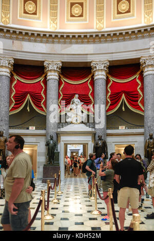 I visitatori all'interno dell'ornata National Statuary Hall, piena di statue storiche, nella rotonda del Campidoglio degli Stati Uniti, a Washington, DC, USA Foto Stock