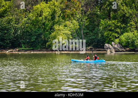 Un paio in canoa sul fiume Potomac vicino al porto di Washington a Washington, DC, Stati Uniti d'America Foto Stock