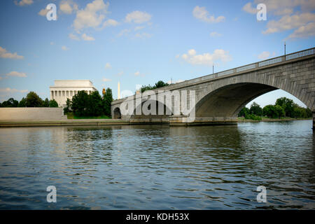 Affacciato sul fiume Potomac e l'Arlington Memorial Bridge verso il Lincoln Memorial e il Washington Monument in Washington, DC Foto Stock