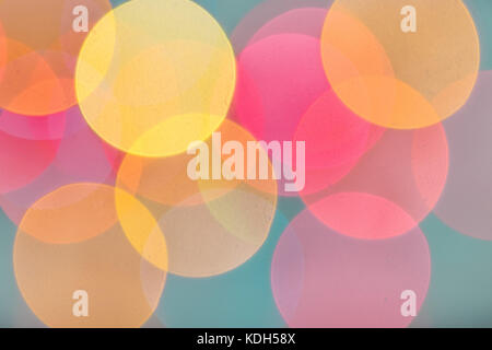 Giallo, arancione, viola, blu e verde grande bokeh sfere, fuori delle luci di messa a fuoco Foto Stock