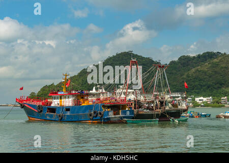 Vecchie barche da pesca, tai o villaggio di pescatori, l'Isola di Lantau, Hong Kong, Cina Foto Stock