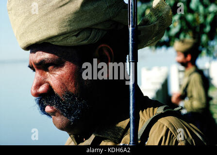 Il Nwab di Kalabagh privata di guardie del corpo in servizio nella sua tenuta, Kalabagh, Pakistan, 1990. Foto Stock