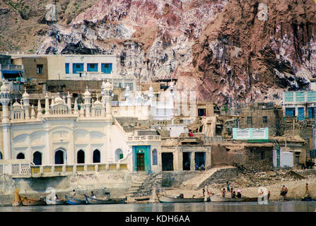 Gli edifici del villaggio nestle in le ripide pareti del Indus River Valley vicino a Kalabagh Punjab, Pakistan. Foto Stock