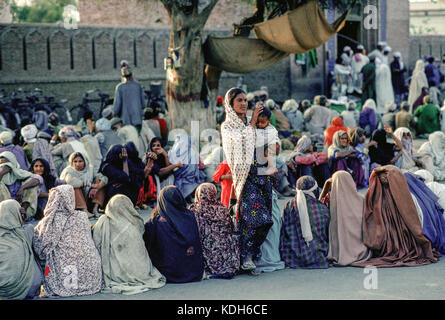 Le donne al santuario di Shah Rukn-e-Alam che domina la città di Multan, in Pakistan. Foto Stock