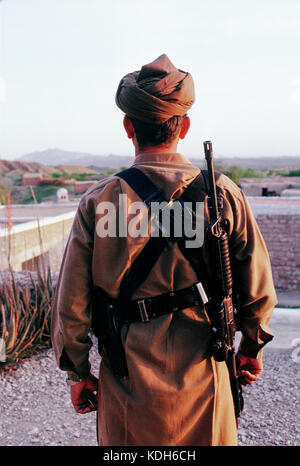 Il Nwab di Kalabagh privata di guardie del corpo in servizio nella sua tenuta, Kalabagh, Pakistan, 1990. Foto Stock