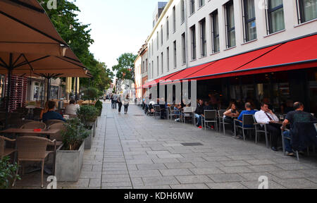 Ulm, Germania - 28 Luglio 2017: persone mangiare la cena in un ristorante dietro Ulm Minster Foto Stock