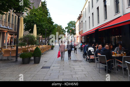 Ulm, Germania - 28 Luglio 2017: persone mangiare la cena in un ristorante dietro Ulm Minster Foto Stock