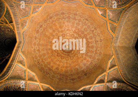 Tilework intricati e arte decorano l'interno della cupola al Shah Jehan moschea, Thatta, Pakistan Foto Stock