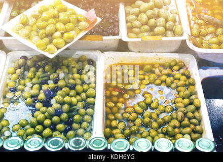 Molti fresco e olive in salamoia al shop stand close up Foto Stock