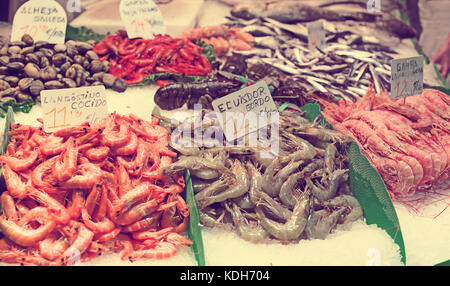 Crudo fresco frutti di mare sul contatore di mercato Foto Stock