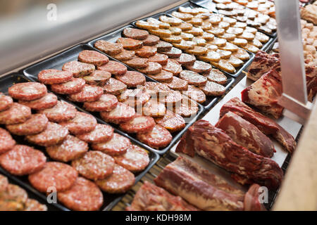 Burger assort sul contatore in bakers shop, close up Foto Stock