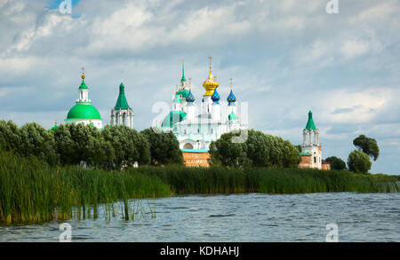 Vista su spaso-yakovlevsky monastero complesso dal lago nero si trova a Rostov, Russia Foto Stock