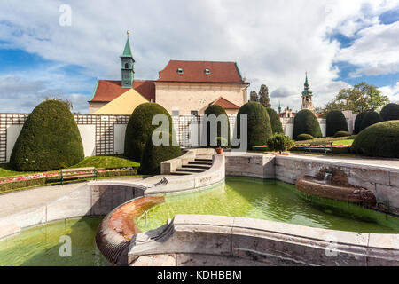 Giardino del Palazzo Cernin, sullo sfondo del Monastero dei Cappuccini con la Chiesa di nostra Signora Regina degli Angeli, Hradcany, Giardini di Praga Repubblica Ceca Foto Stock