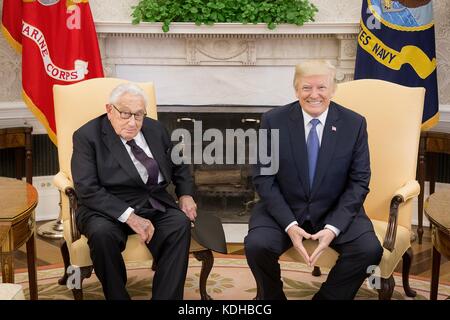 Il presidente degli Stati Uniti Donald Trump incontra l'ex Segretario di Stato Dr. Henry Kissinger presso l'Ufficio ovale della Casa Bianca il 10 ottobre 2017 a Washington, D.C. Foto Stock