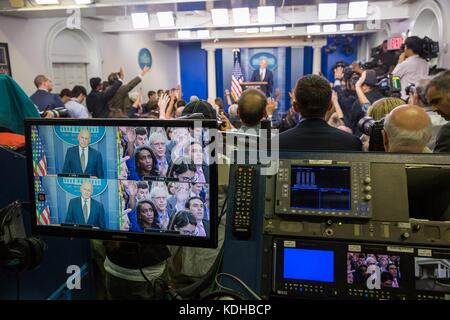 Il capo dello staff della Casa Bianca John Kelly parla ai giornalisti durante il briefing quotidiano nella Brady Press Briefing Room della Casa Bianca il 12 ottobre 2017 a Washington, D.C. Kelly ha sfatato le voci che ha intenzione di dimettersi dalla Casa Bianca. Foto Stock