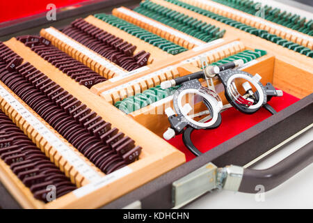 Set di lenti per pazienti di adattamento nell'oculista office Foto Stock