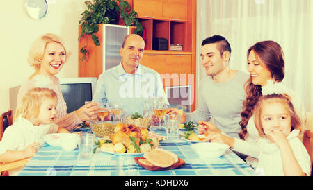 Multigenerazionale famiglia europea a cena a casa Foto Stock