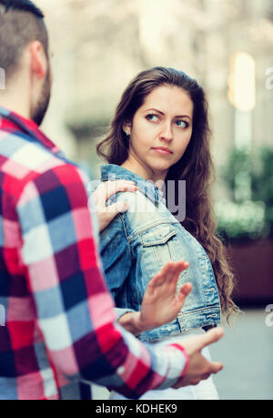 L'uomo non riesce a familiarizzare con la ragazza Foto Stock