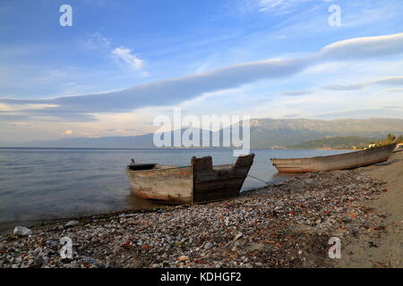 In legno barche da pesca ormeggiate sulla spiaggia del lago di Ohrid in Pogradec, Albania Foto Stock