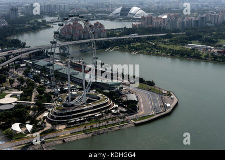 Vista di parte del Gran Premio di Singapore che corre lungo il bordo di Marina Bay e il Singapore Flyer a Singapore Foto Stock