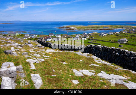 Vista della Baia di Killeany a Inishmore Island, Isole Aran, nella contea di Galway, Irlanda Foto Stock