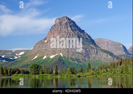 Sinopah montagna nel parco nazionale di Glacier visto dal lago di pregare Foto Stock