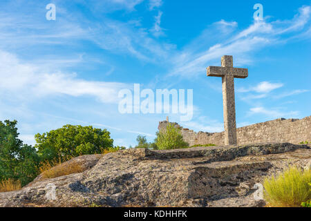 Croce di pietra accanto al castello di sortelha, Portogallo Foto Stock