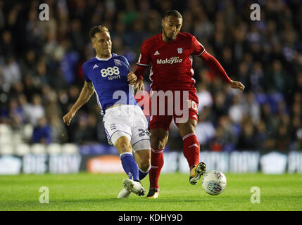 Michael Morrison di Birmingham City e Kenneth Zohore di Cardiff City (a destra) combattono per la palla durante la partita del campionato Sky Bet St Andrew's, Birmingham. Foto Stock