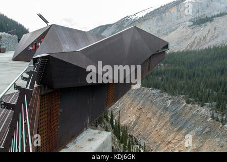 Una vista laterale del ghiacciaio skywalk nel parco nazionale di Jasper in Alberta, Canada. Foto Stock