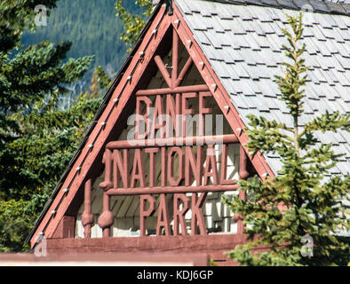 Alberta, Canada - Settembre 2015: il rustico il parco nazionale di Banff entrata segno vicino harvie heights, Alberta, Canada. Foto Stock