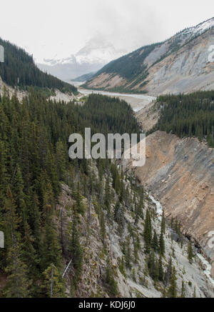 Una vista del parco nazionale di Jasper come si vede dal ghiacciaio skywalk in Alberta, Canada. Foto Stock