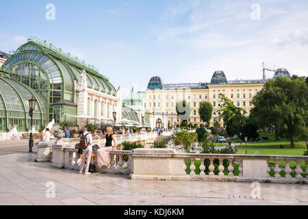 Vienna, Austria - 28 agosto: turisti presso il parco burggarten dietro il palazzo di Hofburg di Vienna in Austria il 28 agosto 2017. Foto Stock