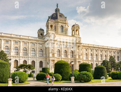 Vienna, Austria - 28 agosto: turisti presso il museo di storia dell'arte presso la maria-theresien-platz a Vienna, in Austria il 28 agosto 2017. Foto Stock