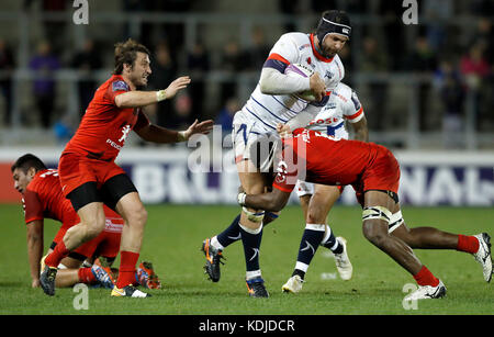 Andrei Ostrikov dei sale Sharks viene affrontato dai semi Kunatani di Tolosa, durante la partita di biliardo della European Challenge Cup all'AJ Bell Stadium, sale. Foto Stock