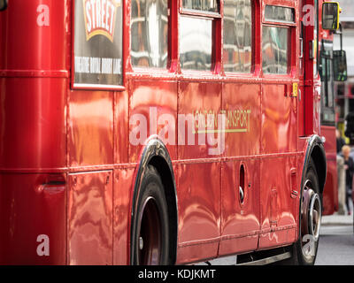 London Classic autobus Routemaster - un classico di Londra autobus Routemaster ancora in uso sul n. 15 bus route passato la Cattedrale di St Paul Foto Stock