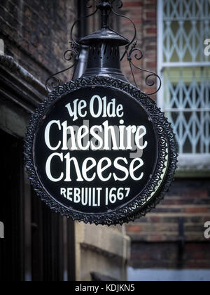 Ye Olde Cheshire Cheese - segno al di fuori del pub di Fleet Street, Londra centrale, ricostruita nel 1667 dopo il Grande Incendio di Londra Foto Stock