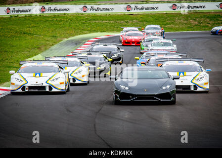 Gruppo di touring cars racing, Lamborghini Porsche e Ferrari dietro la safety car nel corso di gara formazione lape Foto Stock