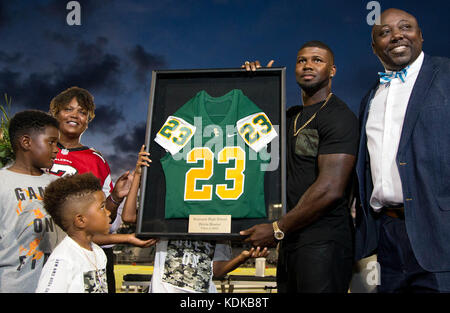 Riviera Beach, Florida, Stati Uniti d'America. Xiii oct, 2017. Caricabatterie Suncoast ritirato la maglia di Devin Hester, chi si è laureato da Suncoast nel 2002. Hester, che è andato a star presso l'Università di Miami e nella NFL è stato presentato un caricabatterie jersey durante una cerimonia pregame in Riviera Beach, Florida il 13 ottobre 2017. Credito: Allen Eyestone/Palm Beach post/ZUMA filo/Alamy Live News Foto Stock