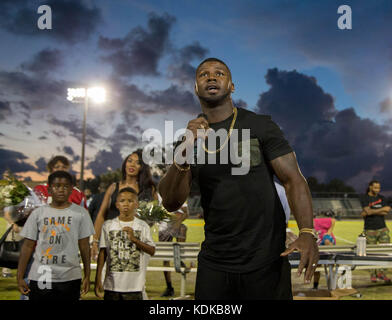 Riviera Beach, Florida, Stati Uniti d'America. Xiii oct, 2017. Devin Hester, parla ai tifosi prima che il suo numero è andato in pensione nel corso di una cerimonia pregame in Riviera Beach, Florida il 13 ottobre 2017. Hester, che è andato a star presso l'Università di Miami e nella NFL è stato presentato un caricabatterie jersey. Credito: Allen Eyestone/Palm Beach post/ZUMA filo/Alamy Live News Foto Stock