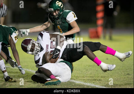 Riviera Beach, Florida, Stati Uniti d'America. Xiii oct, 2017. Westwood pantere Marques Burgess (25) spinge sulla linea del traguardo al cliente oltre il Suncoast Chargers Reggie Williams (10) (fondo) in Riviera Beach, Florida il 13 ottobre 2017. Credito: Allen Eyestone/Palm Beach post/ZUMA filo/Alamy Live News Foto Stock