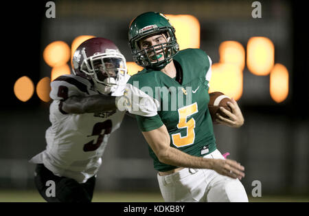 Riviera Beach, Florida, Stati Uniti d'America. Xiii oct, 2017. Caricabatterie Suncoast quarterback Ryan Lantz (5) codifica fuori della tasca contro Fort Pierce Westwood in Riviera Beach, Florida il 13 ottobre 2017. Credito: Allen Eyestone/Palm Beach post/ZUMA filo/Alamy Live News Foto Stock