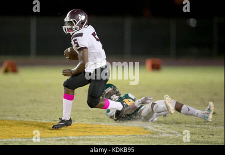 Riviera Beach, Florida, Stati Uniti d'America. Xiii oct, 2017. Westwood pantere quarterback Coy grigio (5) si rompe a combattere contro il Suncoast caricabatterie in Riviera Beach, Florida il 13 ottobre 2017. Credito: Allen Eyestone/Palm Beach post/ZUMA filo/Alamy Live News Foto Stock