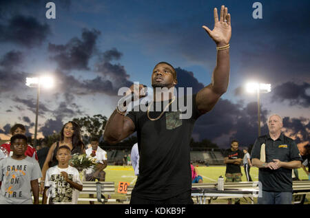 Riviera Beach, Florida, Stati Uniti d'America. Xiii oct, 2017. Devin Hester, parla ai tifosi prima che il suo numero è andato in pensione nel corso di una cerimonia pregame in Riviera Beach, Florida il 13 ottobre 2017. Hester, che è andato a star presso l'Università di Miami e nella NFL è stato presentato un caricabatterie jersey. Credito: Allen Eyestone/Palm Beach post/ZUMA filo/Alamy Live News Foto Stock