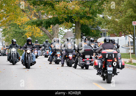 Porto di Dover, Ontario, Canada, 13 ottobre 2017. Migliaia di motociclisti da tutto il Canada e gli Stati Uniti insieme per il venerdì il tredicesimo Raduno motociclistico, che si tiene ogni venerdì il tredicesimo nel porto di Dover, Ontario, Canada, dal 1981. L'evento è uno dei più grandi a singolo giorno motociclo eventi in tutto il mondo. Quest'anno, il clima mite hanno contribuito per un gran numero di motociclisti e curiosi, con centinaia di motociclette personalizzate, fornitori di musica dal vivo e persone interessanti da guardare. Bikers a riempire le strade di arrivare al caso nel porto di Dover. Credito: Rubens Alarcon/Alamy Live News Foto Stock