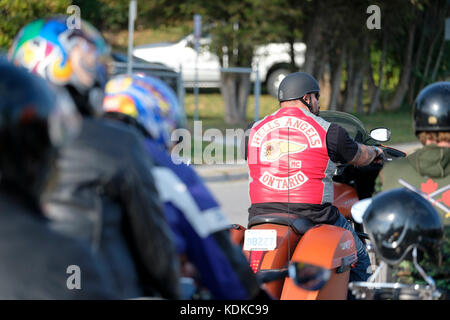 Porto di Dover, Ontario, Canada, 13 ottobre 2017. Migliaia di motociclisti da tutto il Canada e gli Stati Uniti insieme per il venerdì il tredicesimo Raduno motociclistico, che si tiene ogni venerdì il tredicesimo nel porto di Dover, Ontario, Canada, dal 1981. L'evento è uno dei più grandi a singolo giorno motociclo eventi in tutto il mondo. Quest'anno, il clima mite hanno contribuito per un gran numero di motociclisti e curiosi, con centinaia di motociclette personalizzate, fornitori di musica dal vivo e persone interessanti da guardare. Un Hells Angels stati cavalca la sua bicicletta nel centro cittadino di Porto di Dover. Credito: Rubens Alarcon/Alamy Live News Foto Stock
