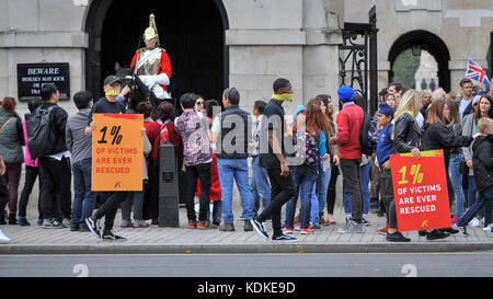 Londra, Regno Unito. Il 14 ottobre 2017. Le persone prendono parte al 'il cammino per la libertà", marciando attorno alla capitale dimostrando contro la schiavitù moderna. La protesta è coordinata con le altre passeggiate che verità gruppo A21 è staging in 400 città in tutto il mondo nello stesso giorno. Il facemasks rappresenta il silenzio di schiavi moderni. Credito: Stephen Chung / Alamy Live News Foto Stock