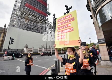 Londra, Regno Unito. Il 14 ottobre 2017. Le persone prendono parte al 'il cammino per la libertà", marciando attorno alla capitale dimostrando contro la schiavitù moderna. La protesta è coordinata con le altre passeggiate che verità gruppo A21 è staging in 400 città in tutto il mondo nello stesso giorno. Il facemasks rappresenta il silenzio di schiavi moderni. Credito: Stephen Chung / Alamy Live News Foto Stock
