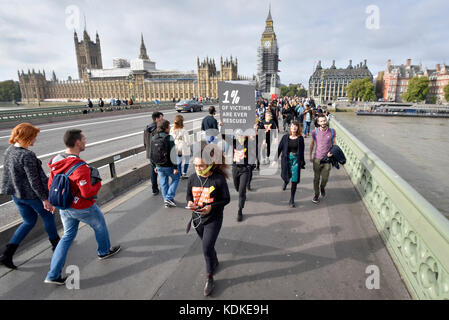 Londra, Regno Unito. Il 14 ottobre 2017. Le persone prendono parte al 'il cammino per la libertà", marciando attorno alla capitale dimostrando contro la schiavitù moderna. La protesta è coordinata con le altre passeggiate che verità gruppo A21 è staging in 400 città in tutto il mondo nello stesso giorno. Il facemasks rappresenta il silenzio di schiavi moderni. Credito: Stephen Chung / Alamy Live News Foto Stock