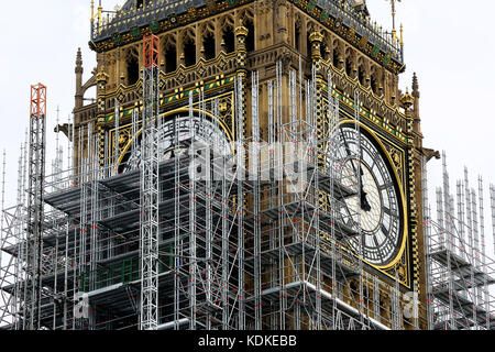 Westminster Londra, Regno Unito. Xiv oct, 2017. L'orologio della torre di elizabeth, comunemente noto come il Big Ben, è coperta da impalcature per lavori di rinnovo in corso fino alla torre e le case del Parlamento, nel centro di Londra. il progetto richiederà circa quattro anni per completare per un costo stimato di € 61 milioni. Credito: dinendra haria/alamy live news Foto Stock